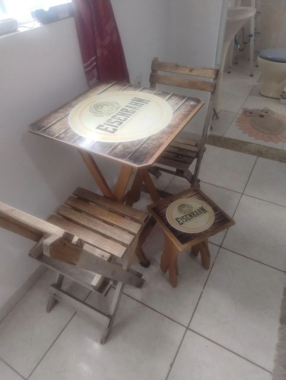 MESA COM CADEIRA.