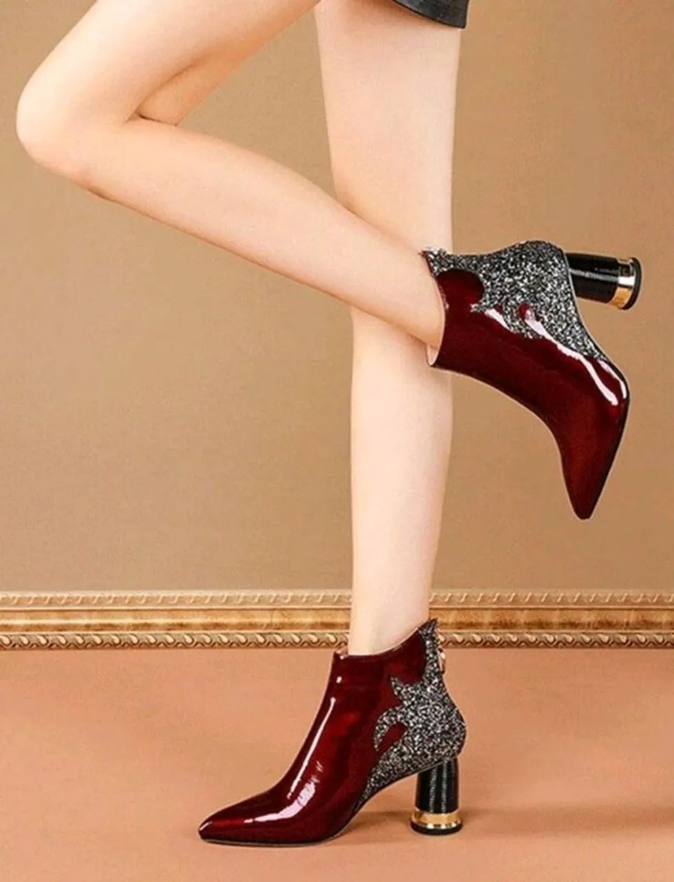 BOTA DE CANO CURTO PONTUDA DE COURO ENVERNIZADO NOVA - Foto 3