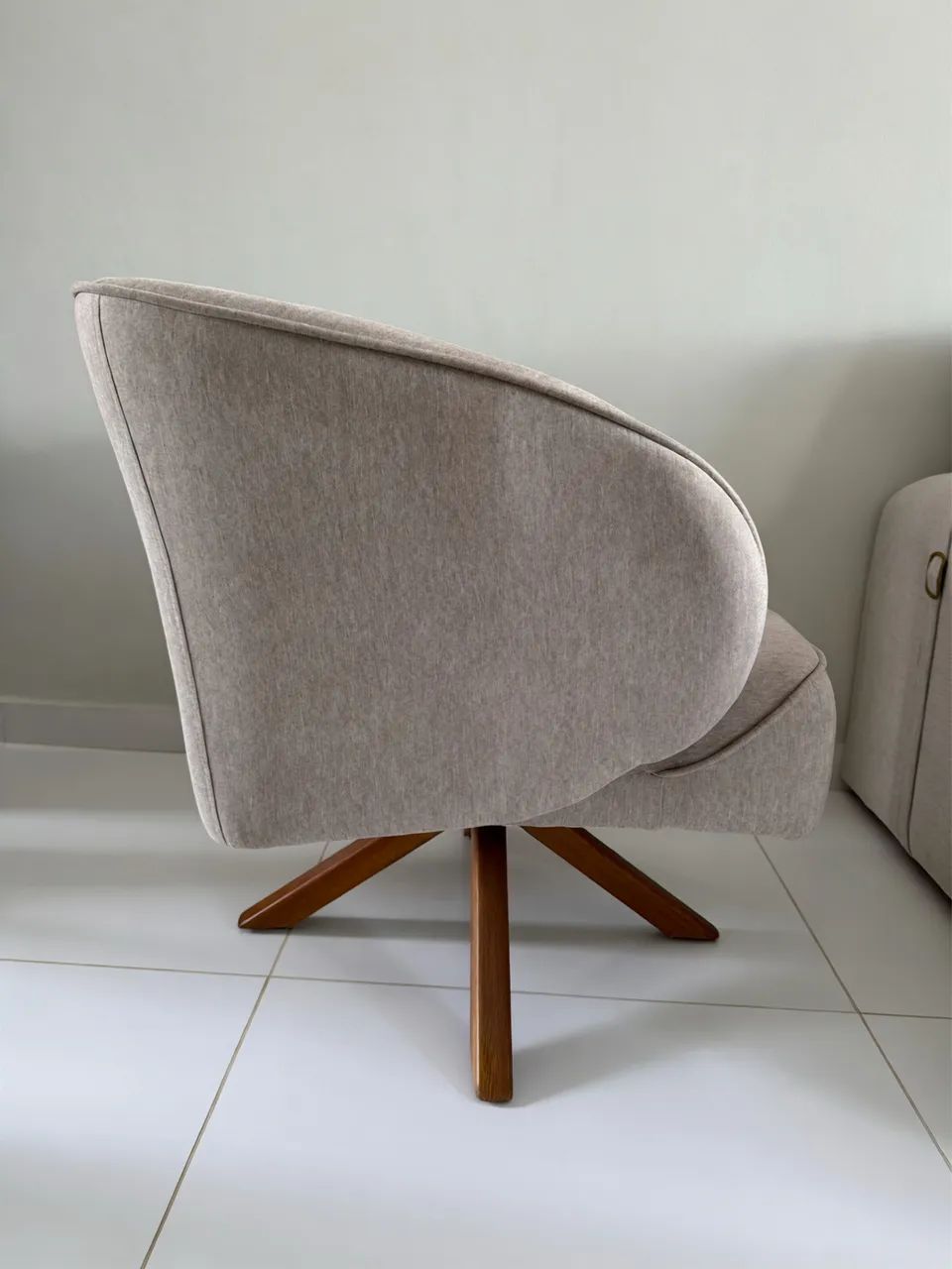 Vendo 2 Poltronas Giratória em Linho - Alto Padrão