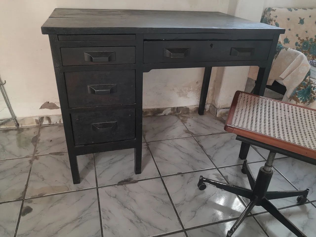 Escrivaninha antiga com cadeira anos 40/50