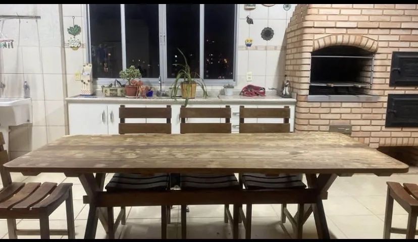 01 mesa e 8 cadeiras em madeira maciça. Medida: 2,20 x 0,95 m