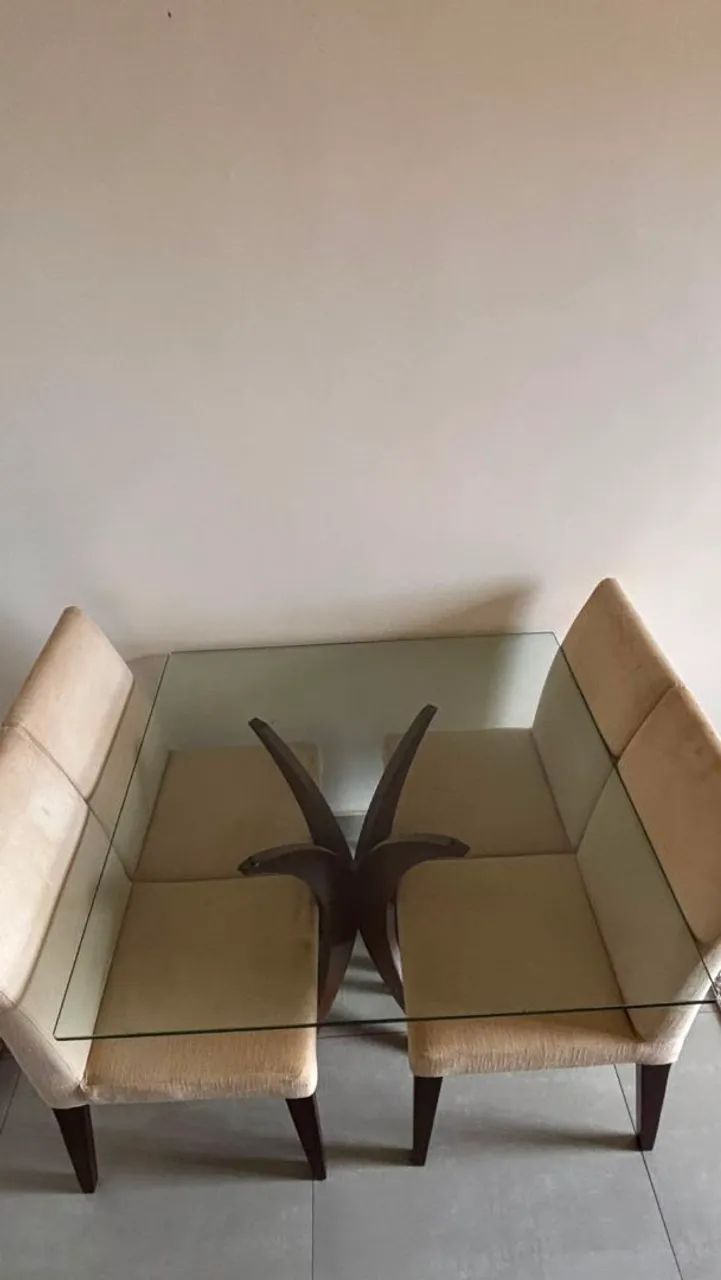 Vendo mesa com tampo de vidro com 4 cadeiras com estofado. - Foto 3