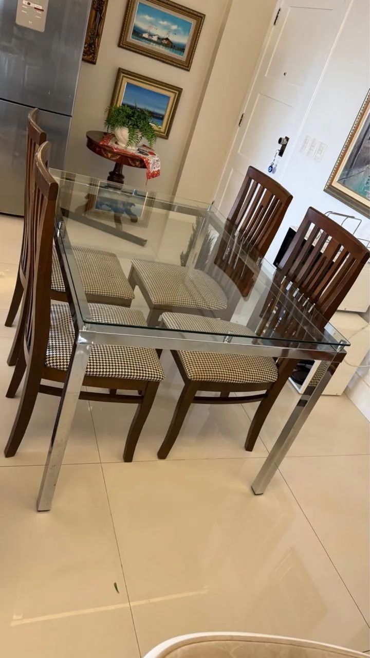 Mesa jantar 6 lugares com 4 cadeiras