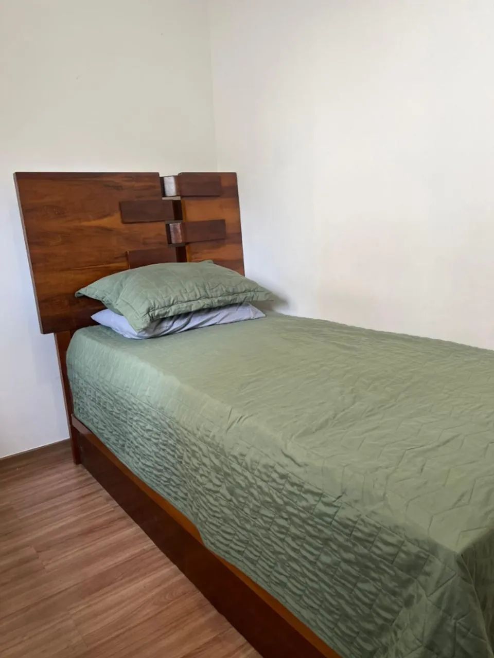 Cama de Solteiro em Madeira com Cabeceira - Ótimo Estado - Foto 3