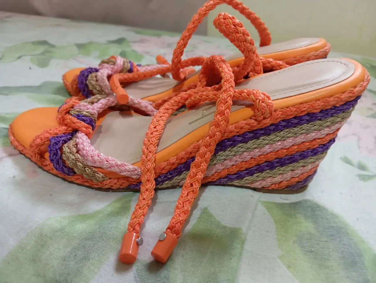 Sandália colorida de amarrar - Foto 2