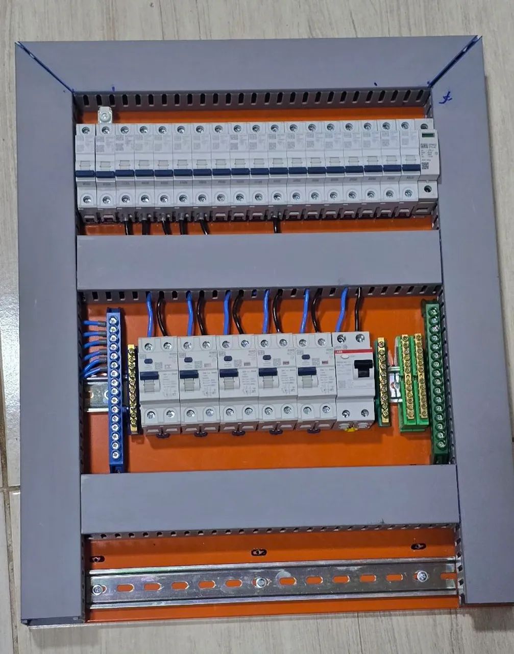 Montagem de Quadros elétricos residenciais e industriais.
