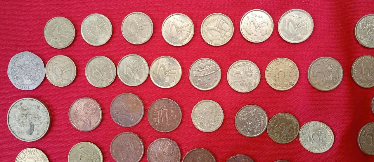 Várias moedas antigas de vários países  - Foto 5
