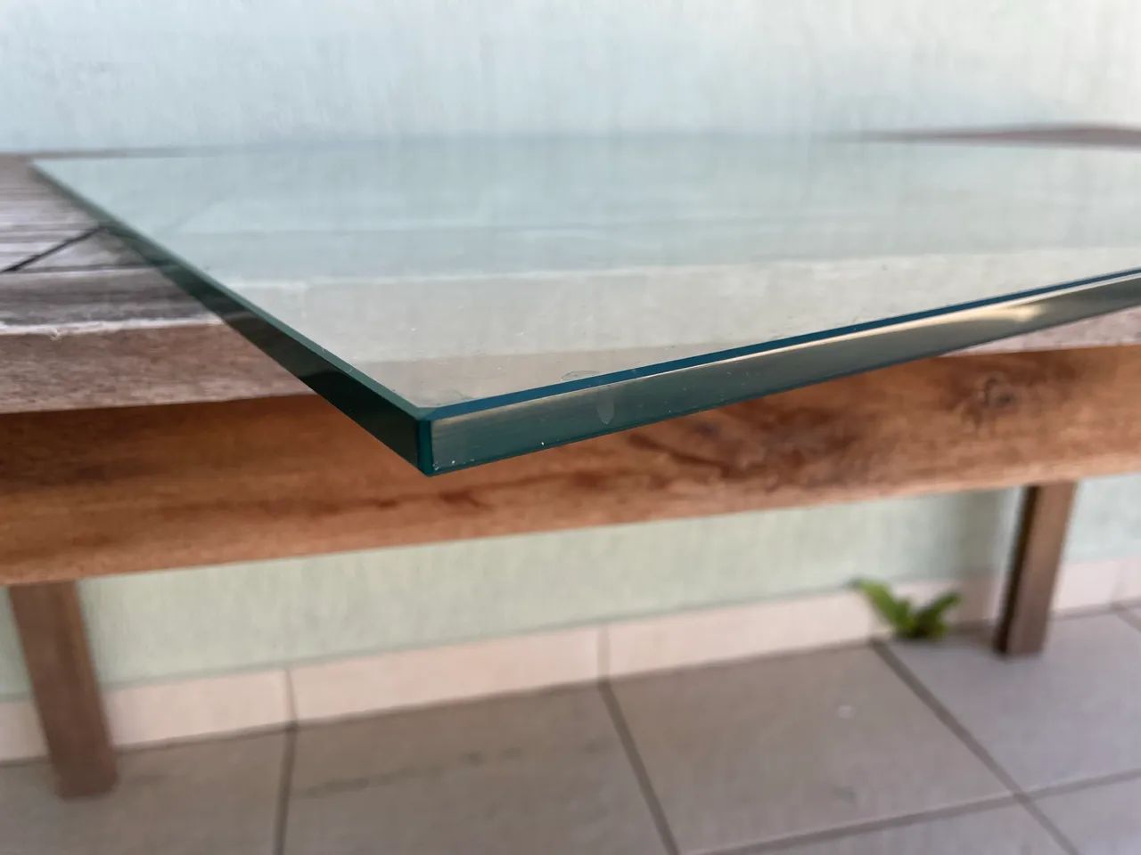 Mesa de centro de madeira maciça e vidro - com rodízio  - Foto 5