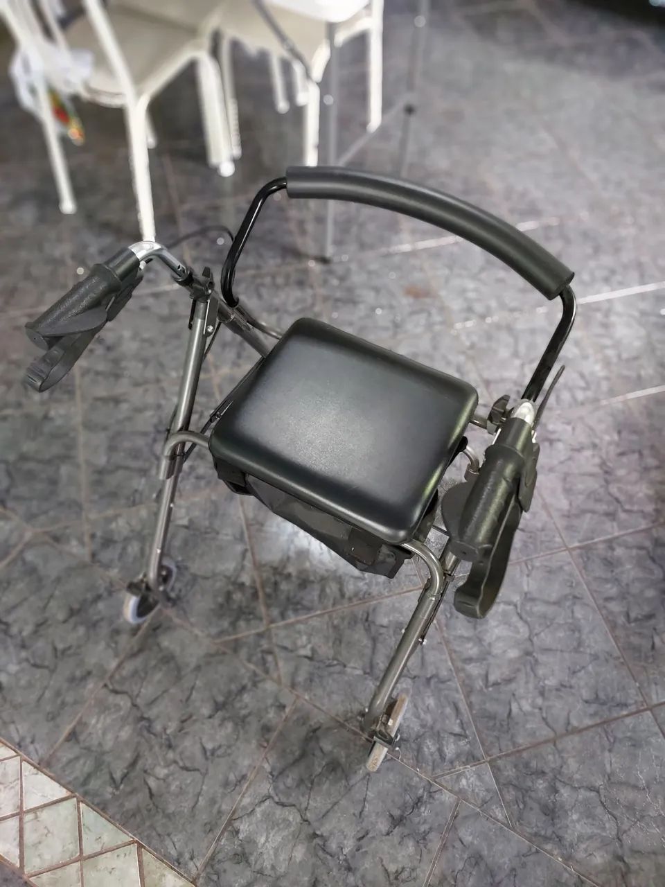 Andador rodas, freios e cadeira. - Foto 2