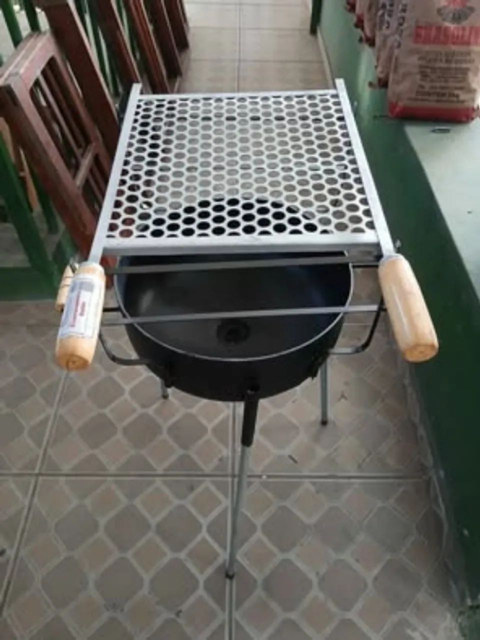 Churrasqueira de ferro Grande. Nova. 