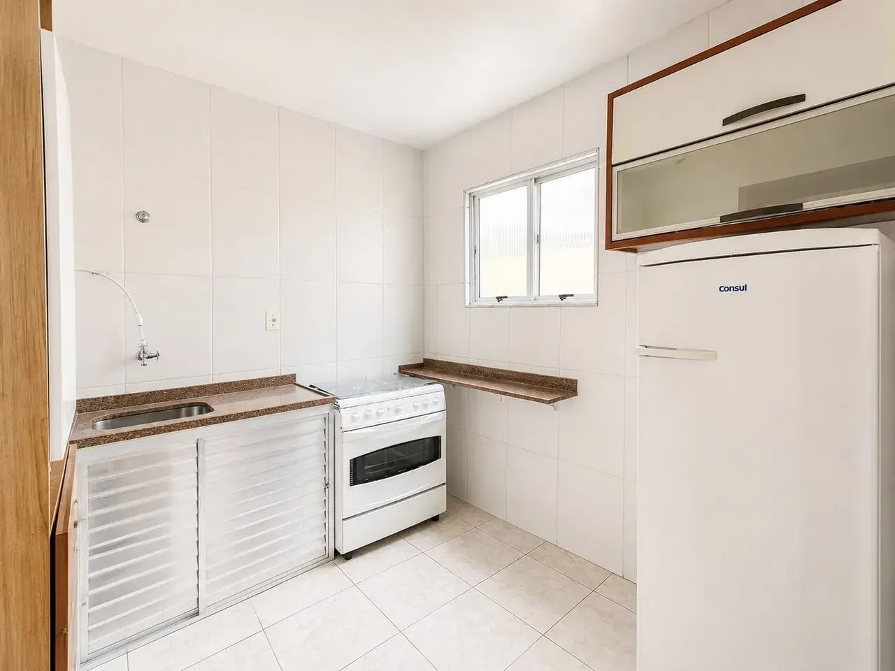 Lindo apartamento no São Mateus com dois quartos e duas varandas e suíte! Prédio com eleva - Foto 3