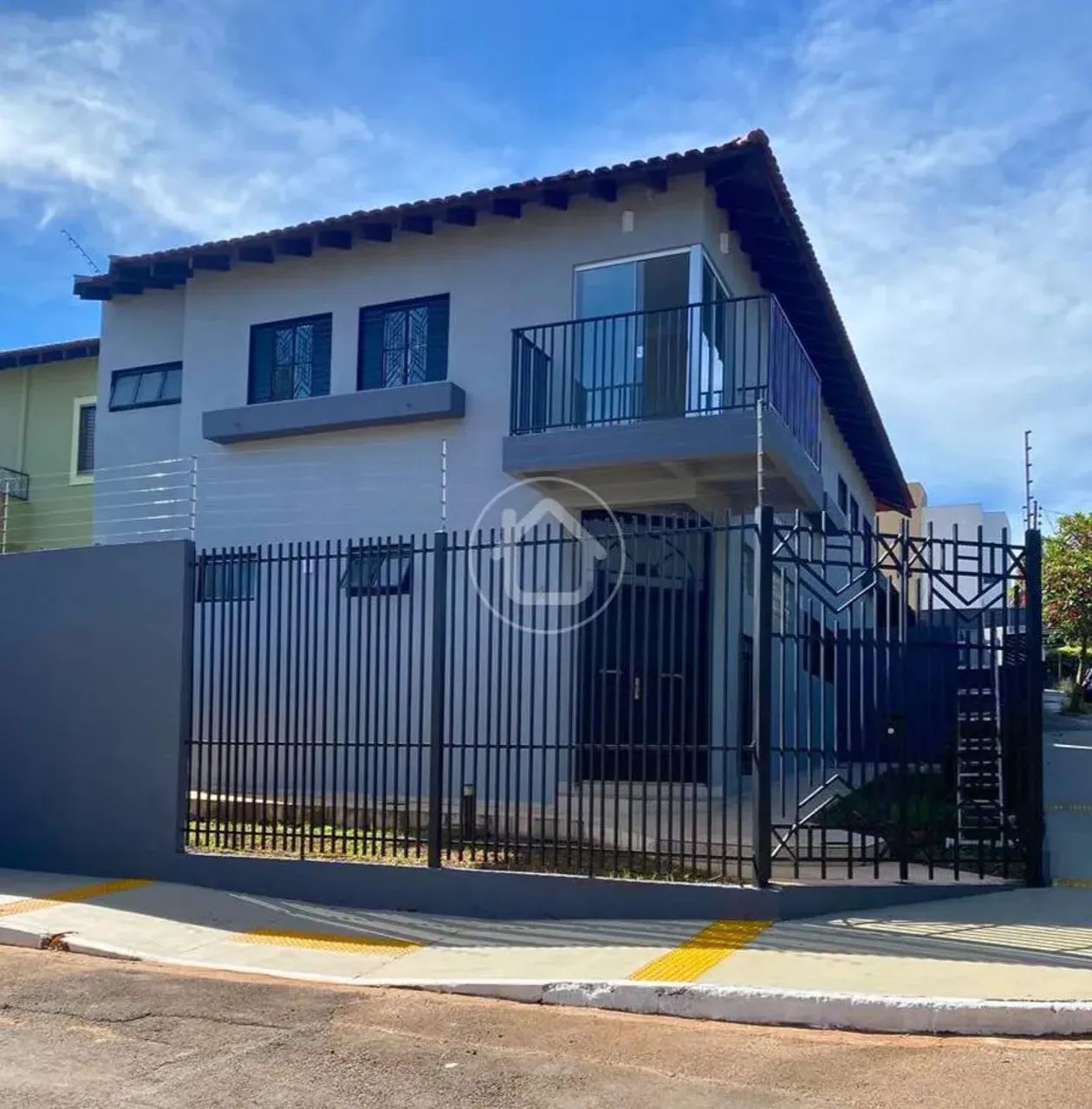 SOBRADO COM VISTA PARA O CENTRO DE ESQUINA