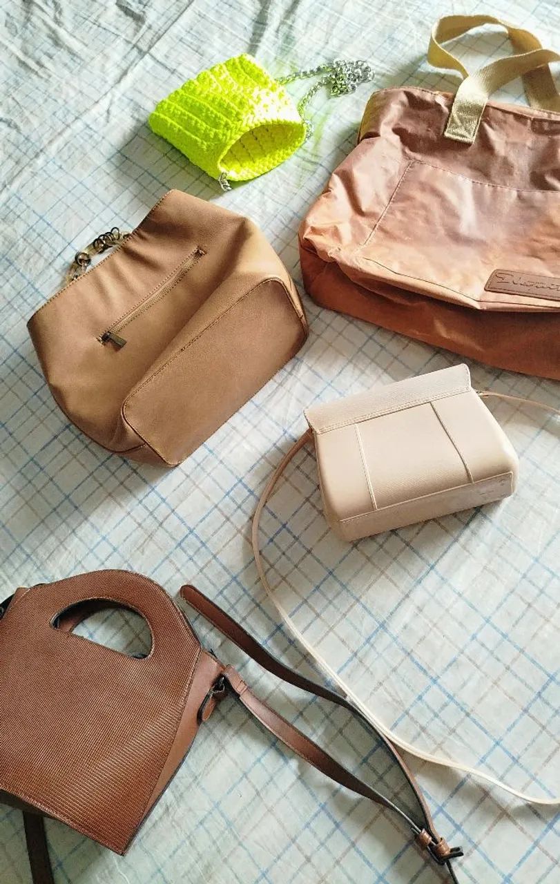 Combo 5 bolsas modelos e cores diversas  - Foto 5