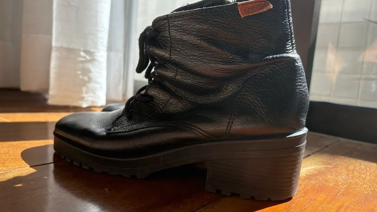 Bota preta em couro - Foto 3