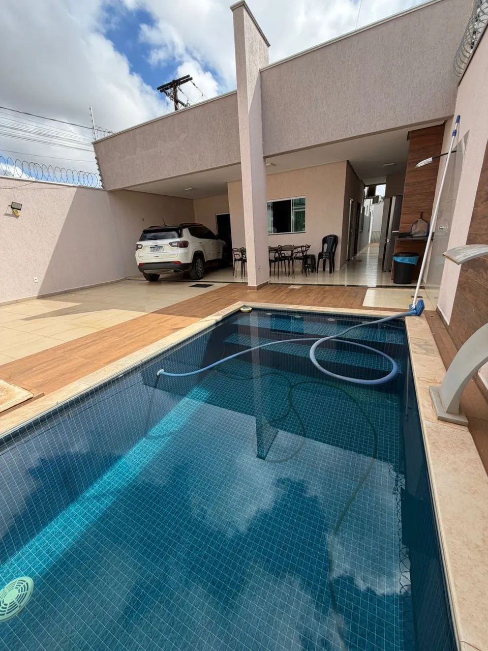 ALUGA-SE CASA COM PISCINA  BAIRRO PARAÍSO 