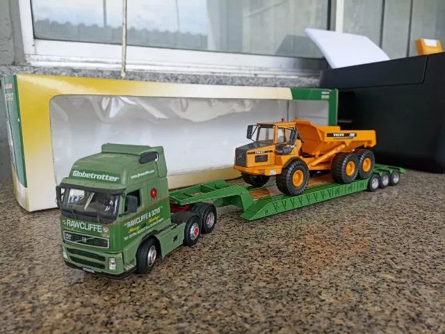 Miniaturas de caminhões Volvo e Scania