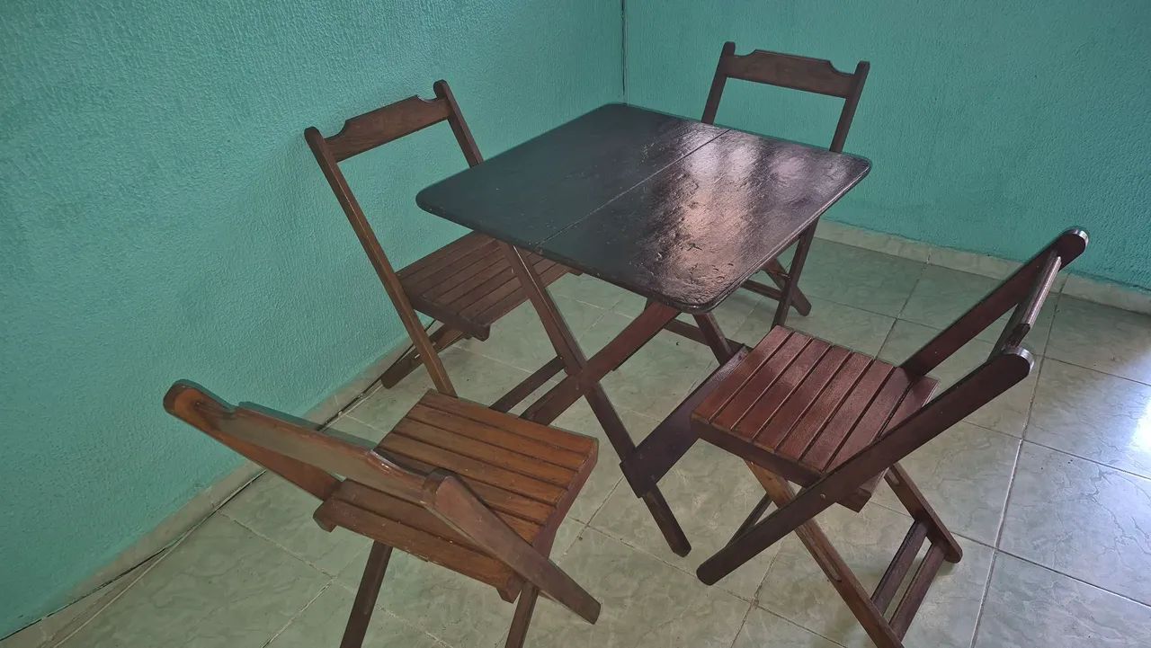 Mesa de madeira com 4 cadeiras. Dobrável.  Envernizada.