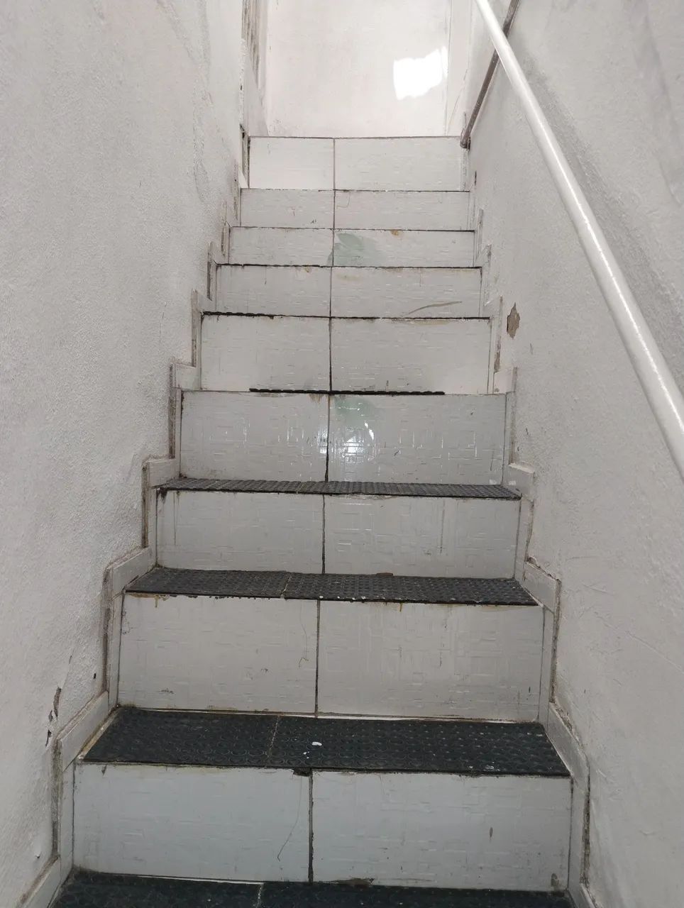 Alugo kitnet com quarto sala única banheiro e área de serviço 