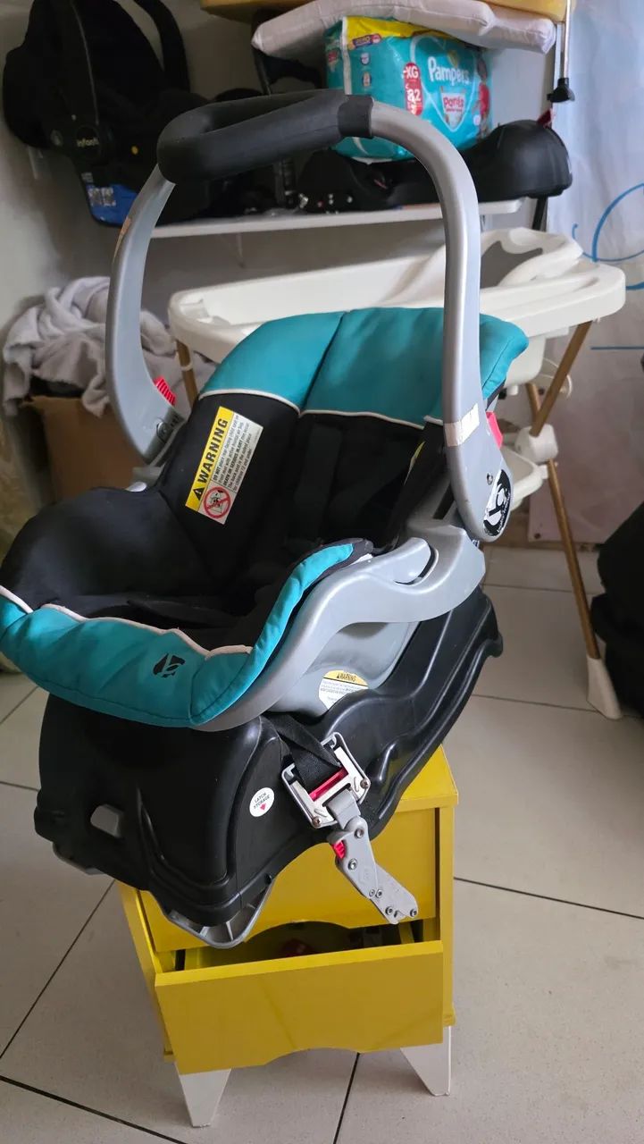 Bebê conforto baby trend com a base isofix 