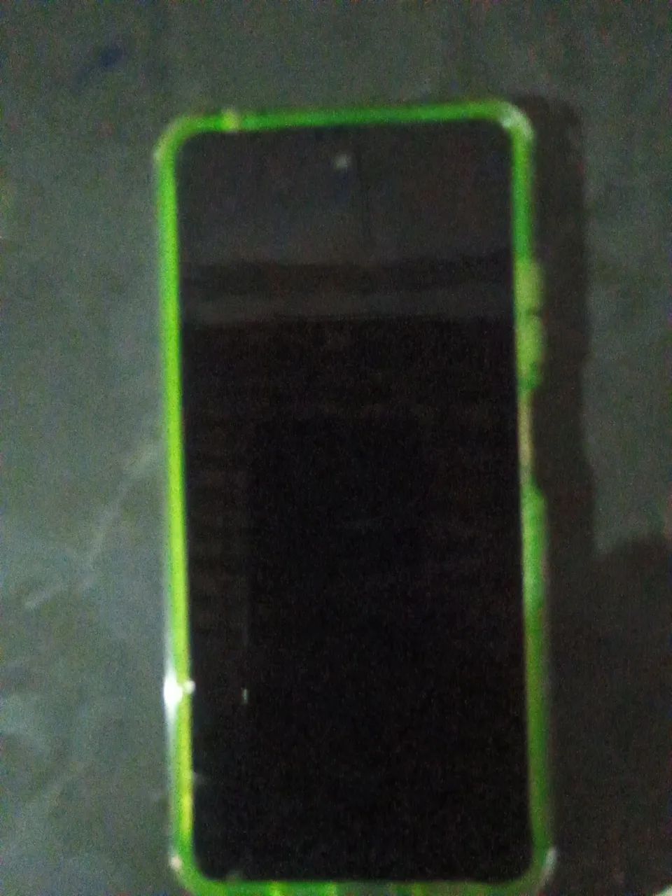 Moto g04, apenas com a tela quebrada.