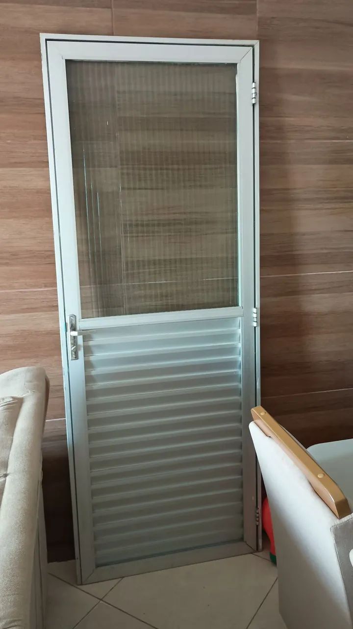 Porta de alumínio altura 2,20 largura 84 cm