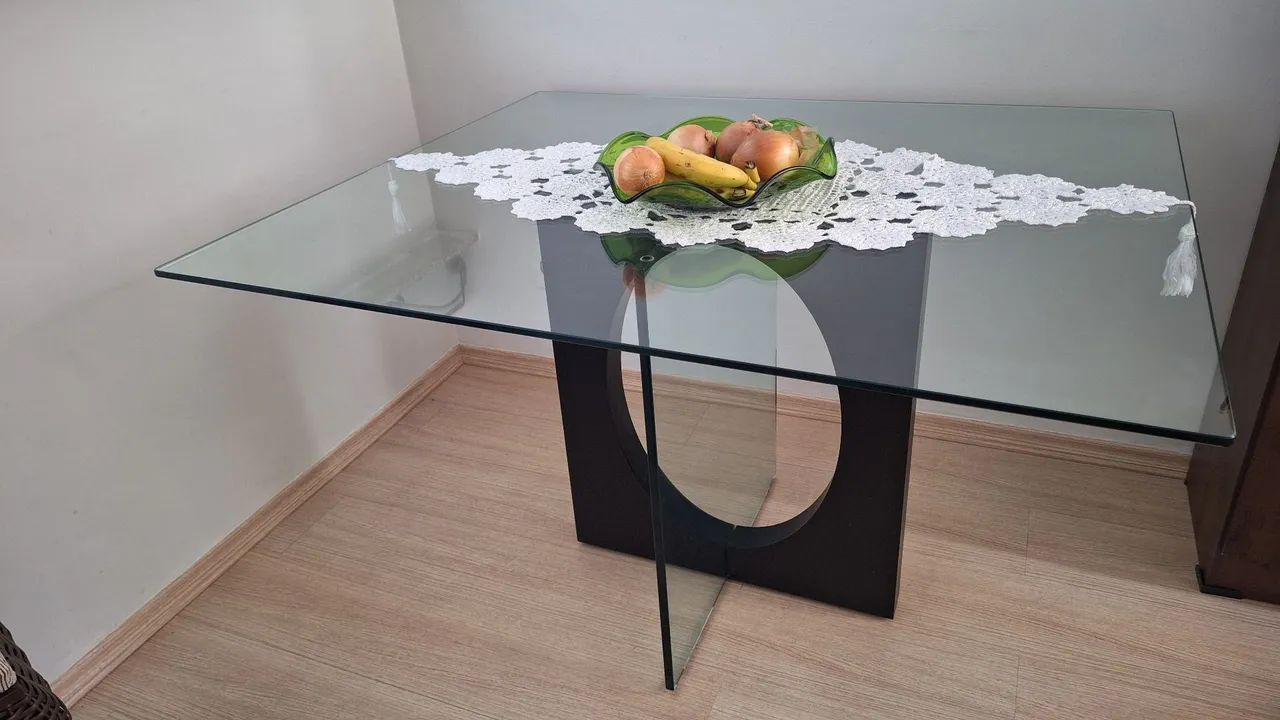 Mesa para jantar tampo de vidro base madeira 
