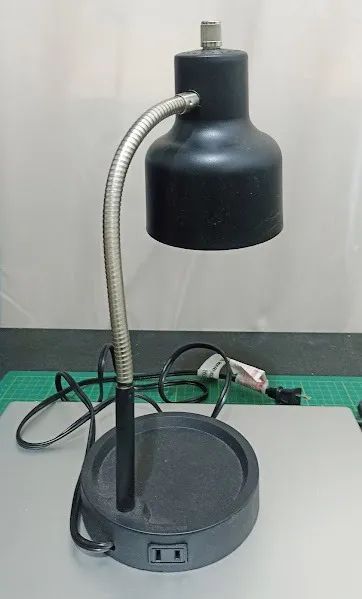 Luminária de Mesa Articulada Preta com Tomada Integrada (110V) - Foto 4