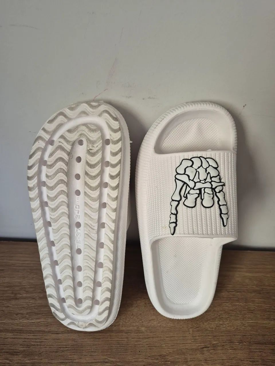 Chinelo nuvem de caveira!!? - Foto 2