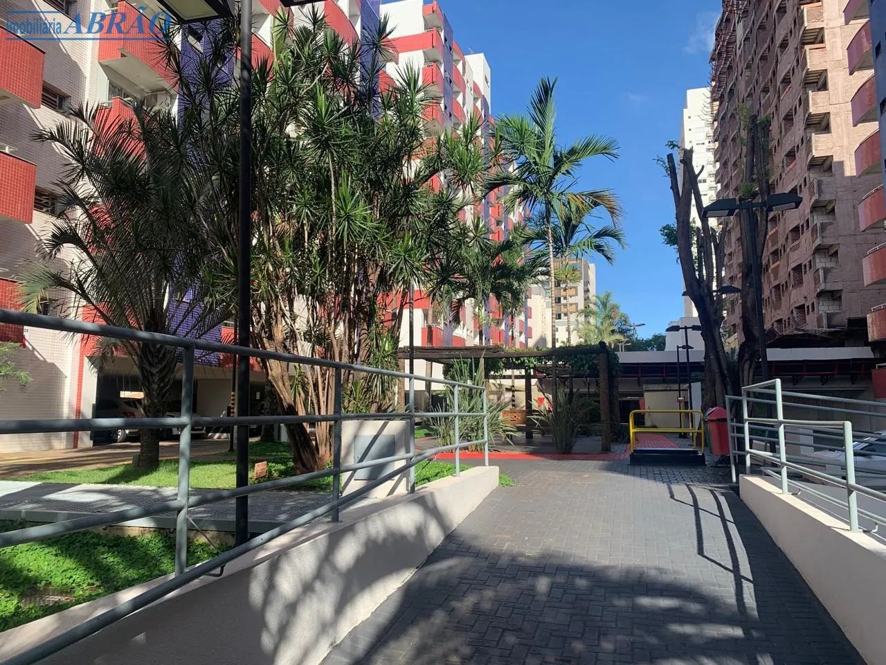 Apartamento tipo Kitnet/Studio para alugar em Zona 08, Maringá-PR