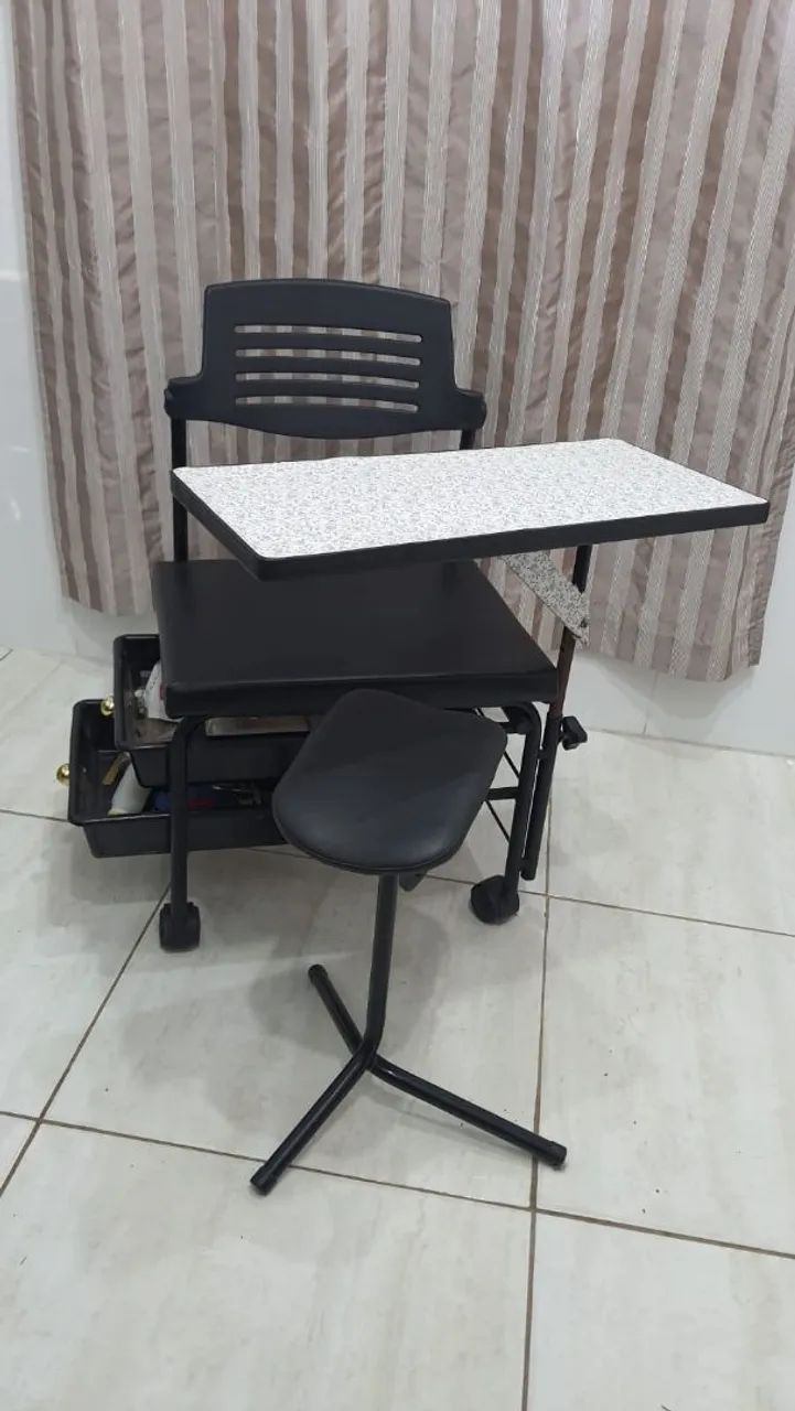 Cadeira de manicure com tripé 