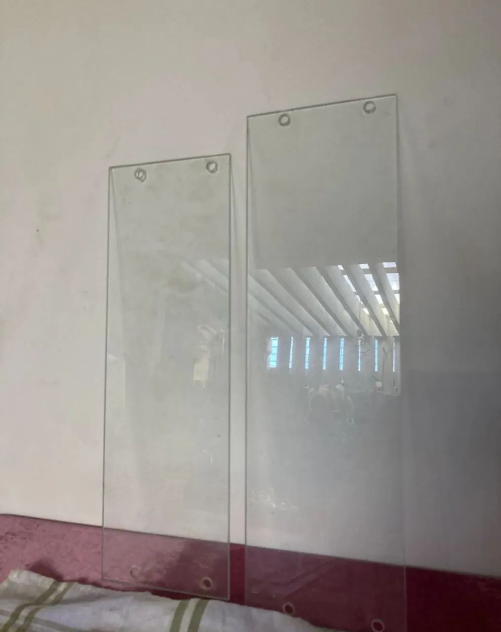 5 peças de vidro já com os furos par prateleiras, gavetas e etc. 3 de 13x41,5 e 2 de 13x45