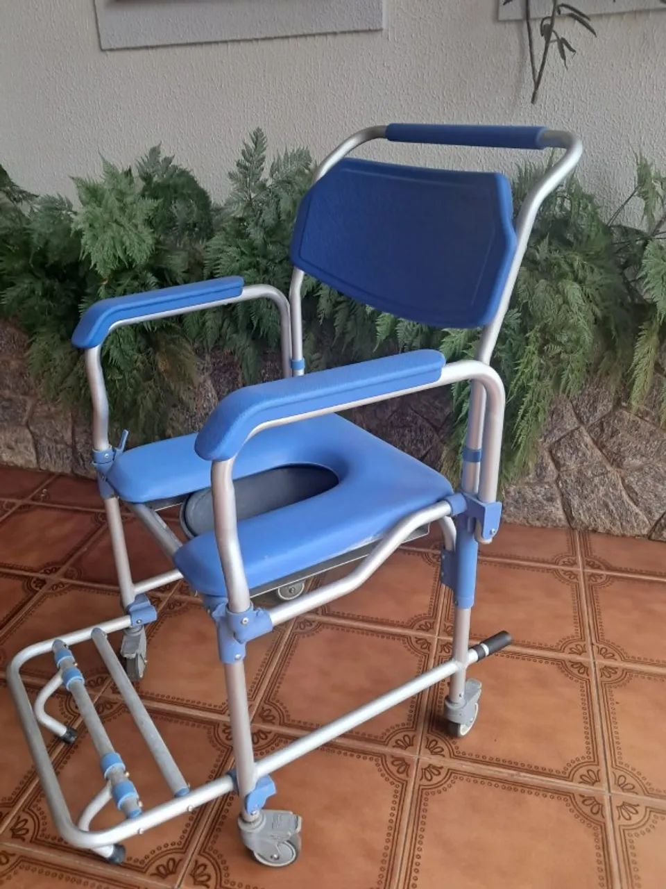 Cadeira de rodas e de banho Dellamed - Foto 4