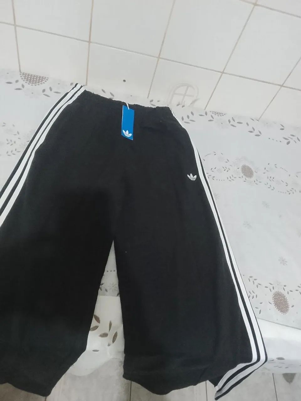 Calça Adidas larga três listras