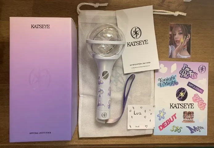 Lightstick Katseye com photocard Megan e adesivos SIS - Hobbies e