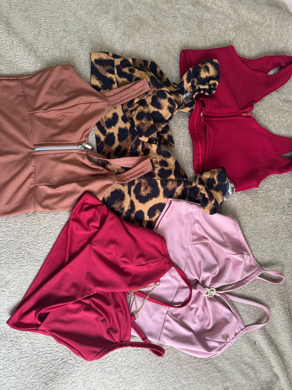 lote com 5 cropped tamanho único lindos e ótimo estado ! 