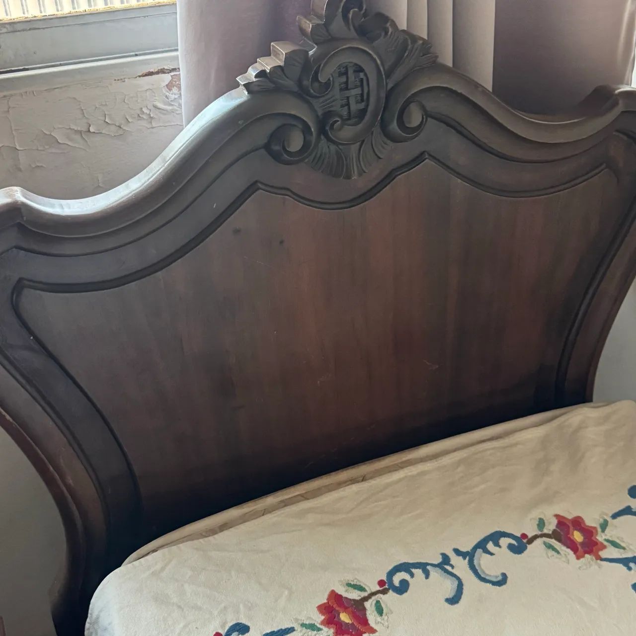 Cama solteiro com criado estilo provençal