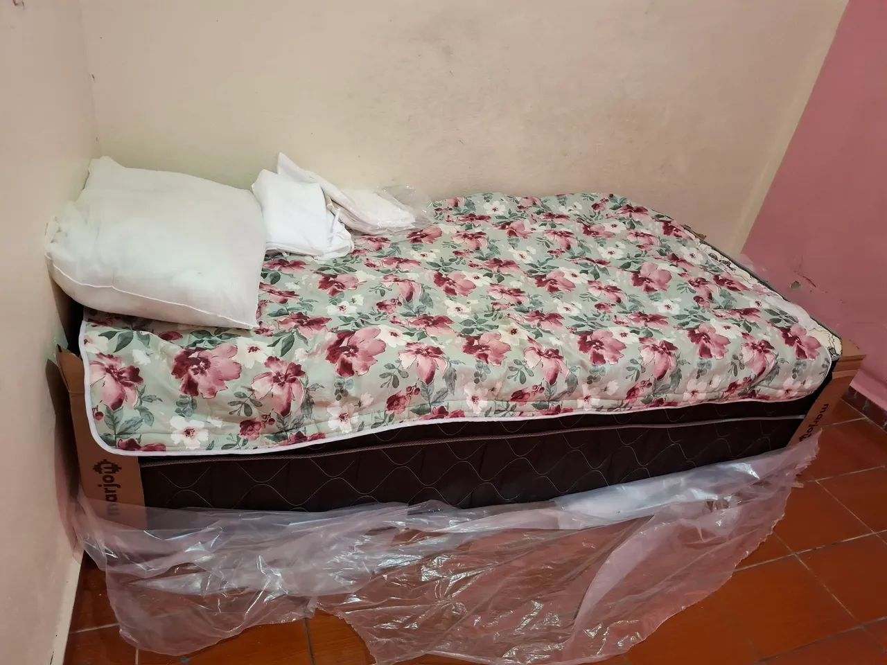 Cama box semi nova