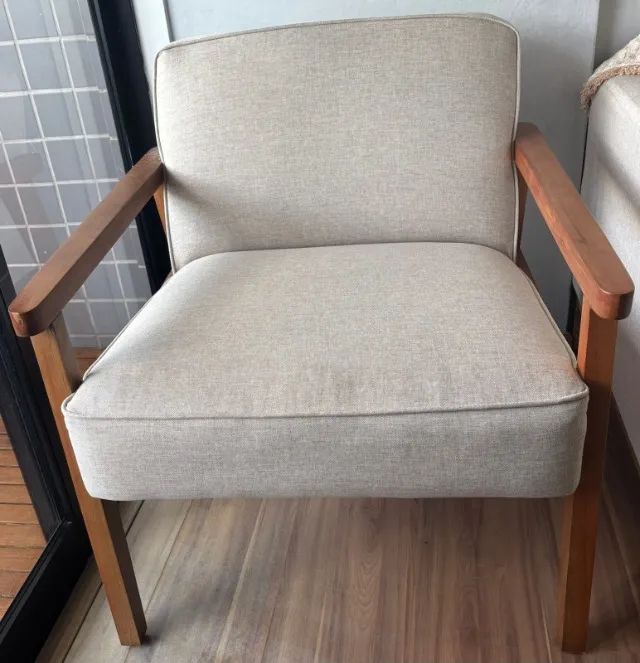 Poltrona madeira com estofado