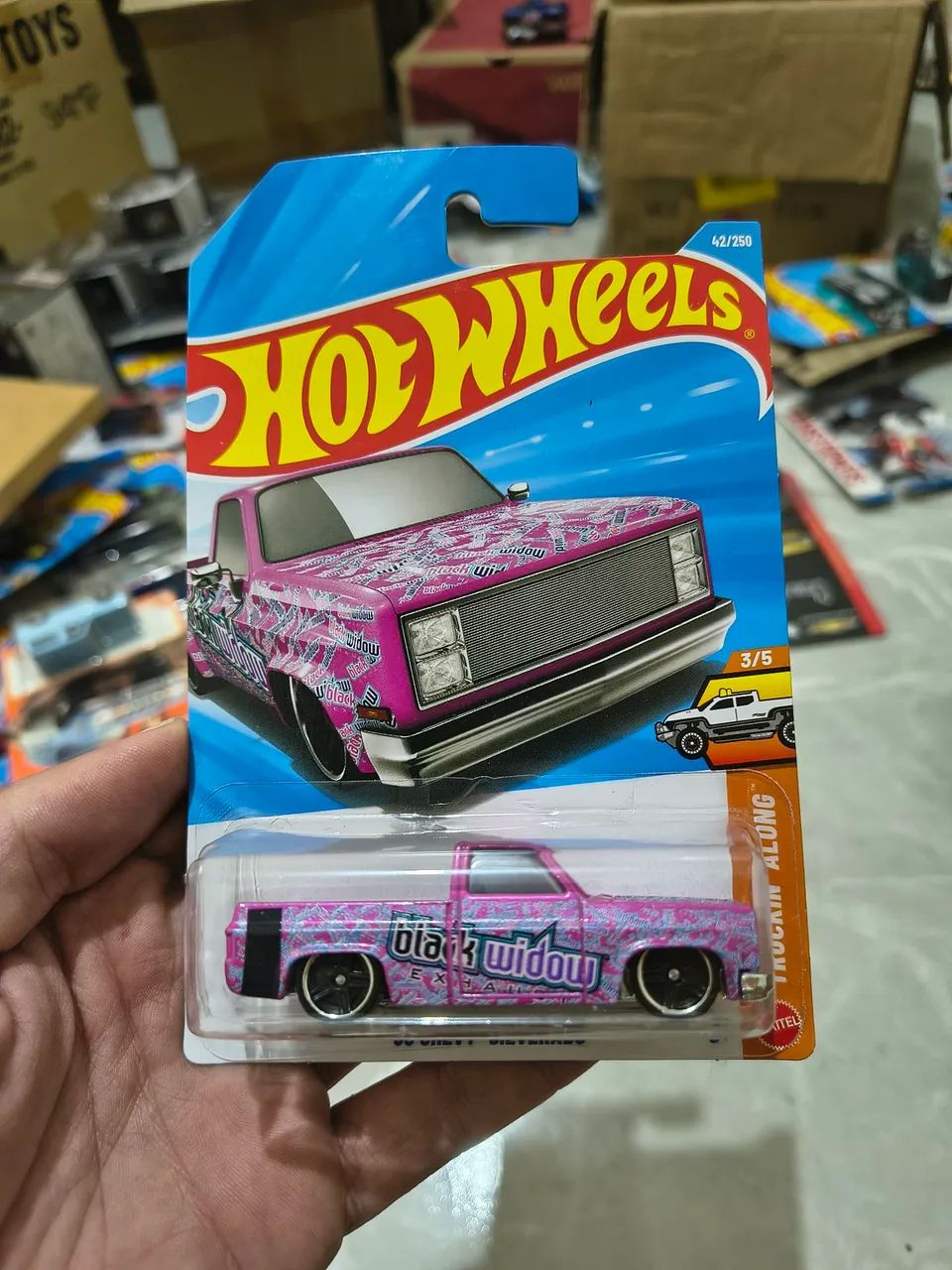 Miniatura Hot Wheels '83 Chevy Silverado Rosa  - Foto 3