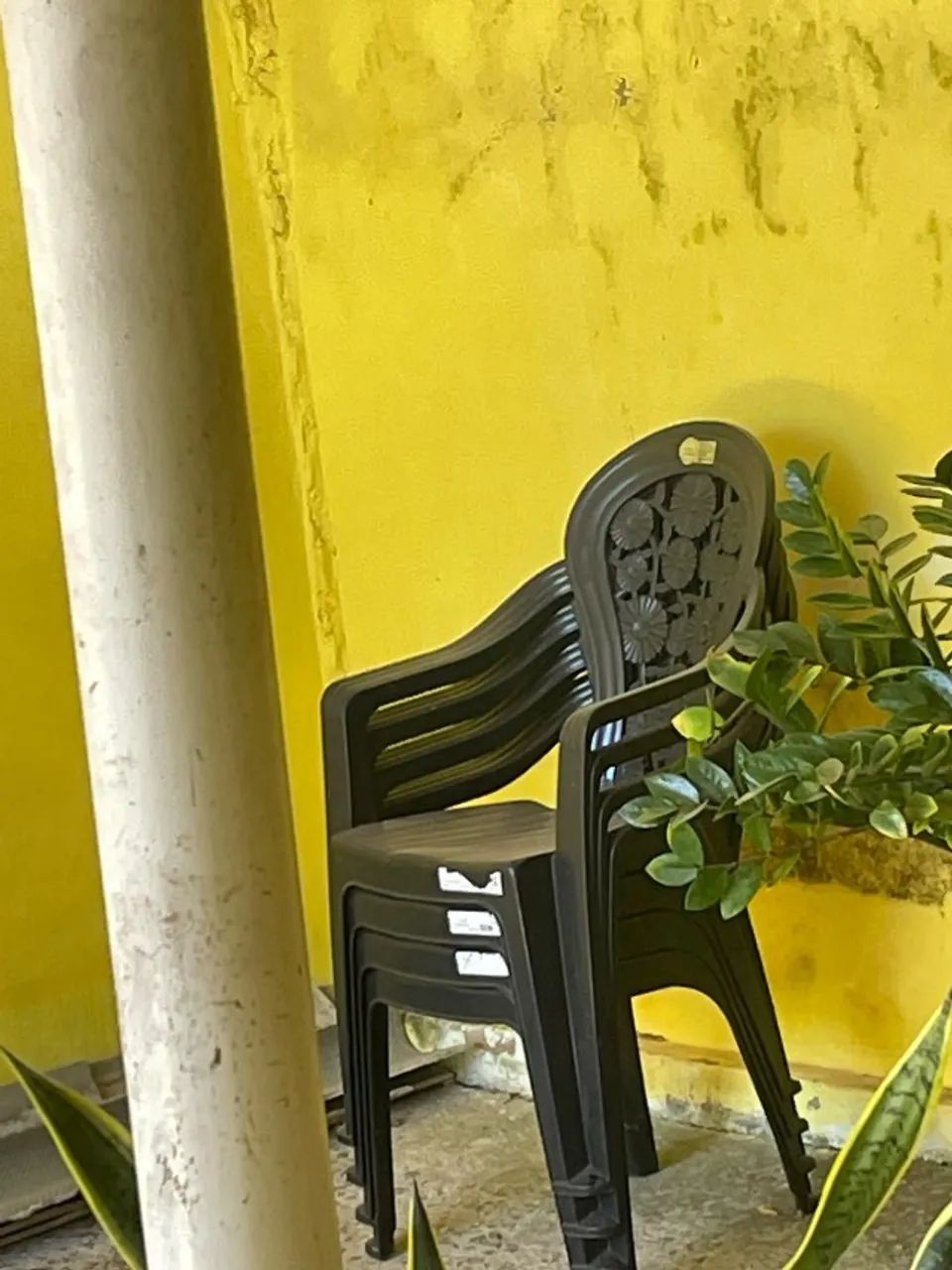 CADEIRAS DE PLASTICO PRETAS 