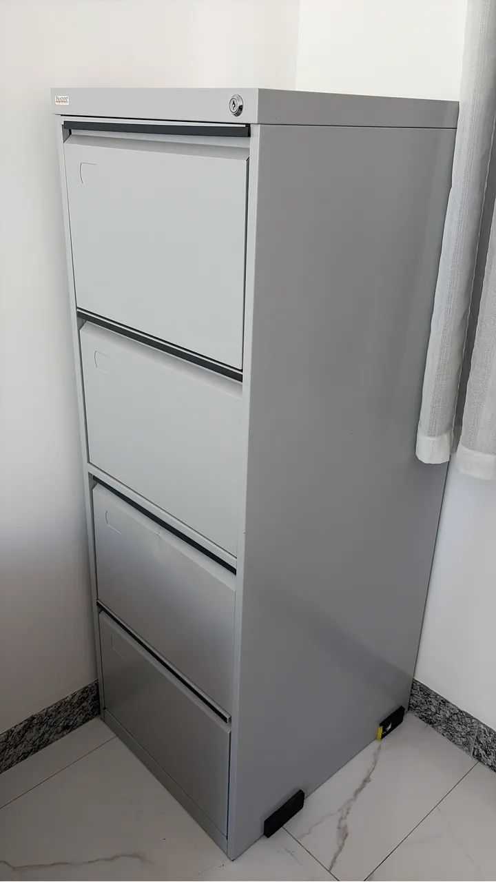Vende se armário com 04 gavetas 