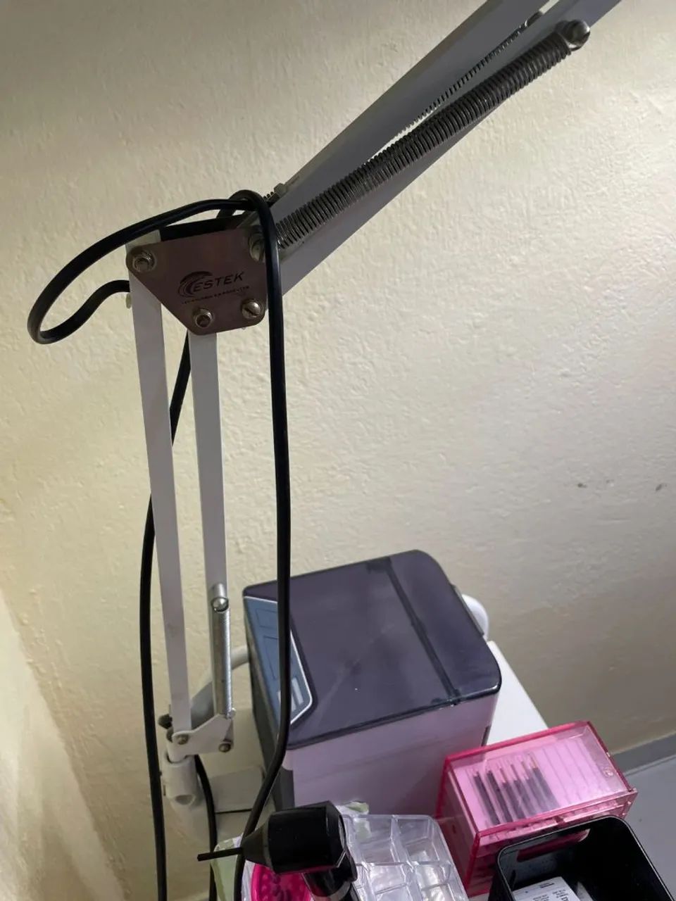 Kit completo: poltrona, luminária e carrinho auxiliar. .  - Foto 4