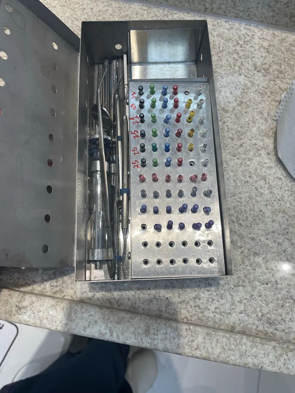 Caixa metálica com limas endodônticas