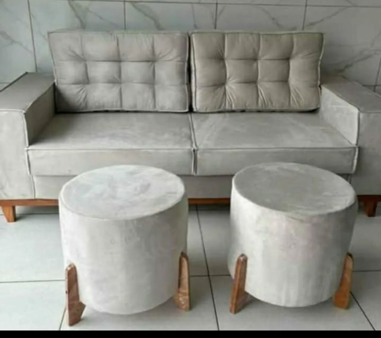 Sofá retrô com pulf 