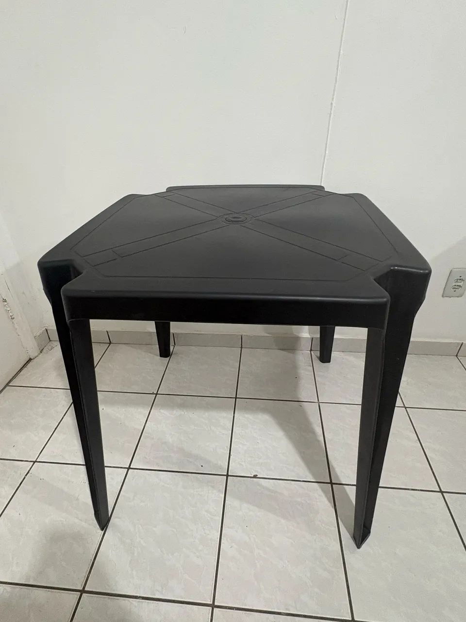 Kit com 3 cadeiras, 1 mesa e 2 banquetas de plástico. - Foto 2