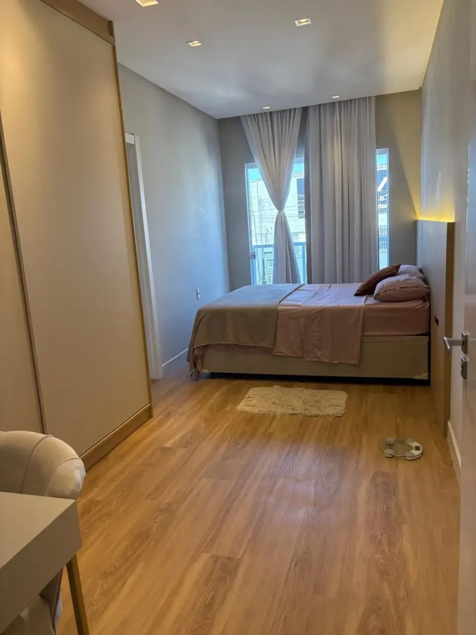 ÓTIMO SOBRADO COM 02 SUITES E 02 VAGAS, EM ITAPEMA! - Foto 2
