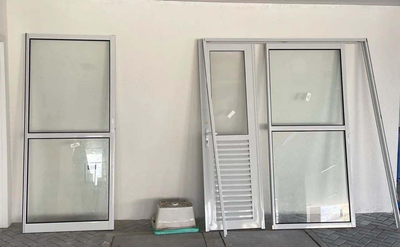 Vendo duas portas de alumínio 