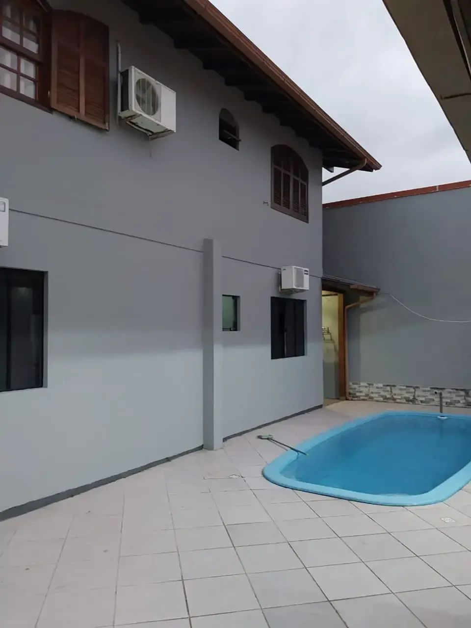 Casa com 5 Quartos, Piscina Privativa e Edícula no Bairro Carianos - Foto 2