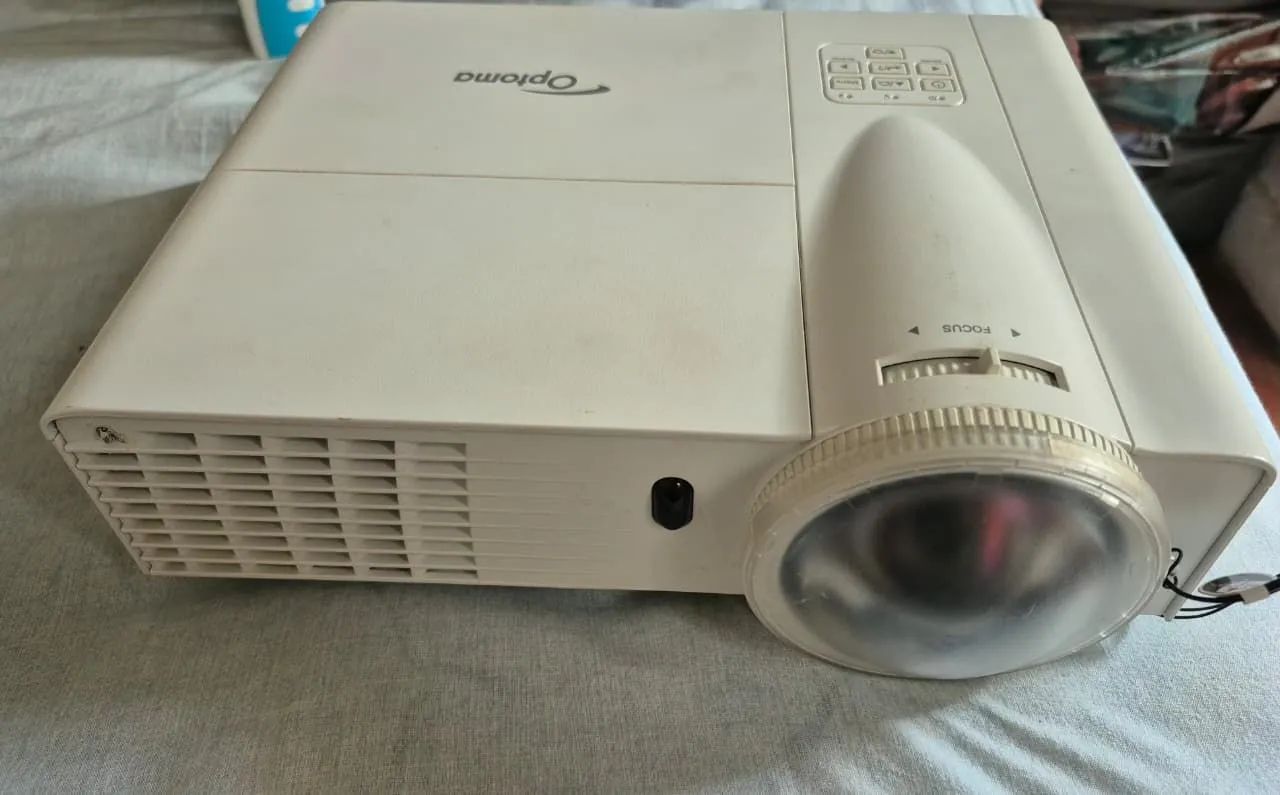 Projetor da marca Optoma modelo de curta distância  GT760 - Foto 2