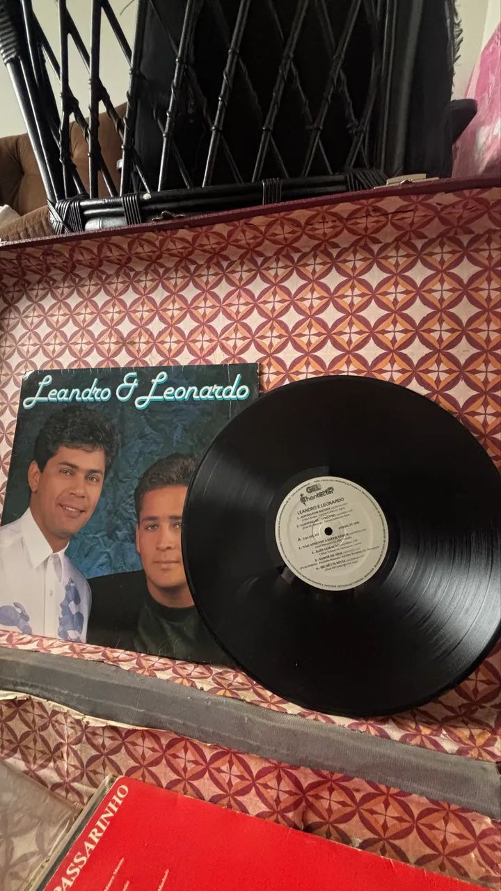 LP Leandro & Leonardo, lançado em 1990 pela Chantecler. - Foto 2
